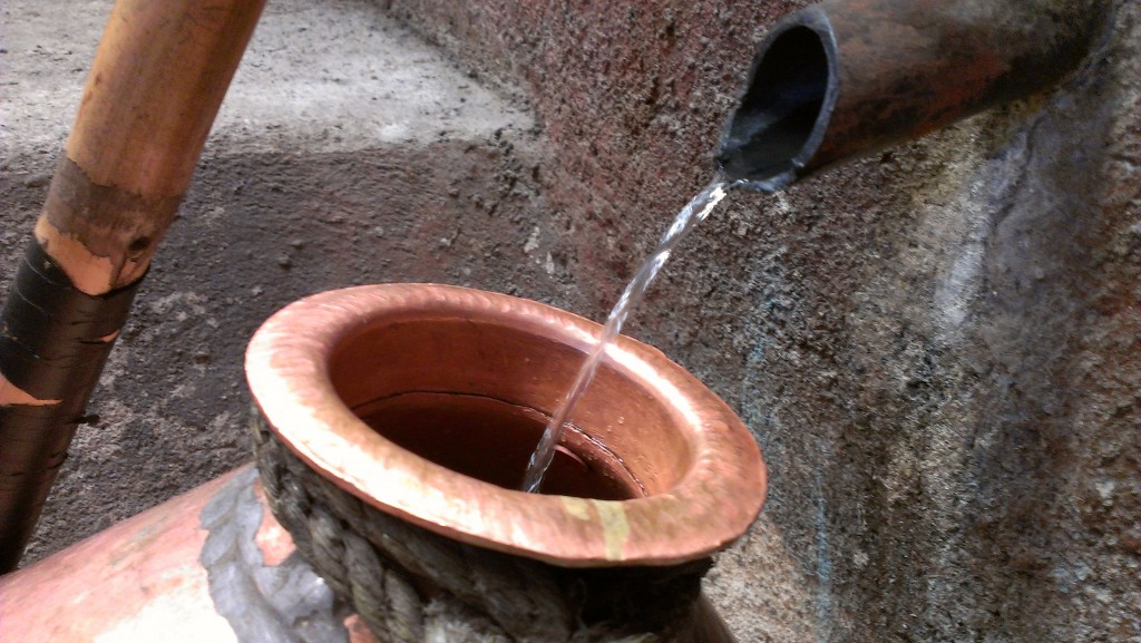 mezcal destilado en alambique de cobre